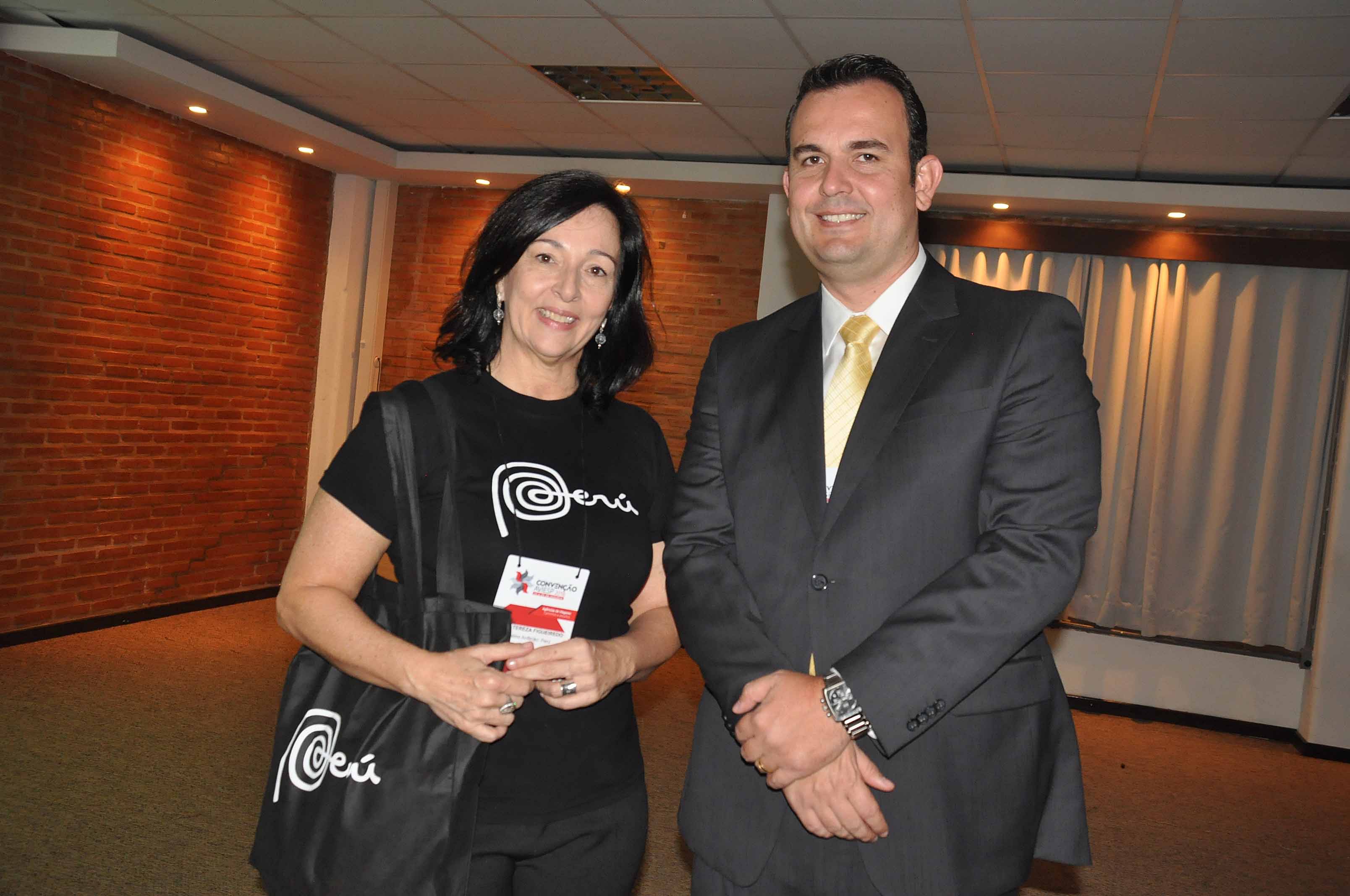 Maria Tereza Figueiredo, do Peru com Marcelo Oliveira, da Aviesp Maria Tereza Figueiredo, do Peru com Marcelo Oliveira, da Aviesp
