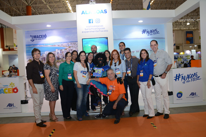 Michael Barkoczy, da Flytour, com expositores de Alagoas