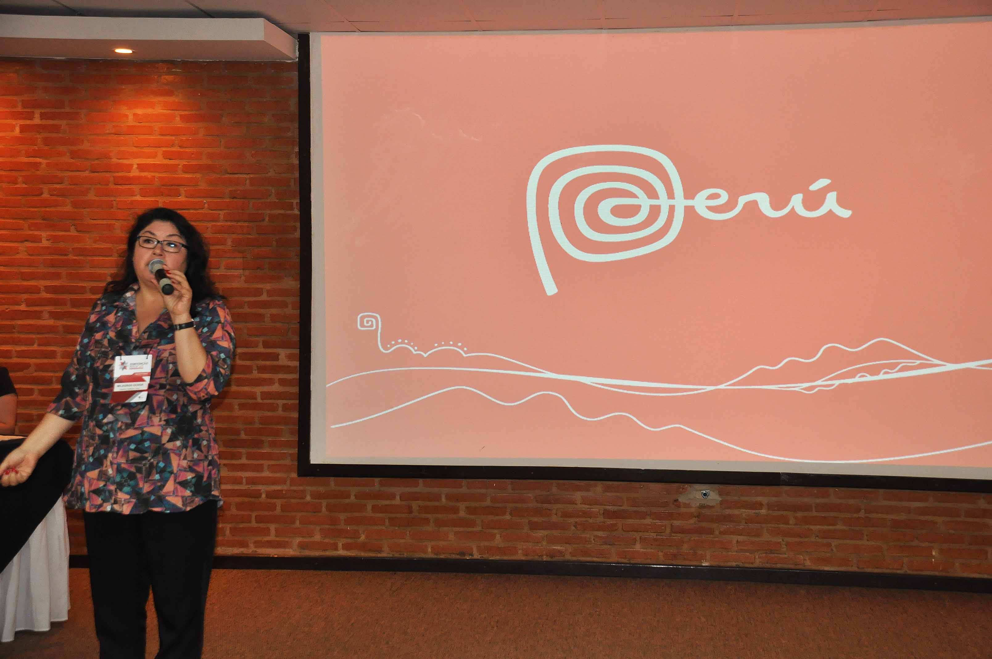 Milagros Ochoa em sua apresentação sobre o destino Peru aos agentes Aviesp Milagros Ochoa em sua apresentação sobre o destino Peru aos agentes Aviesp
