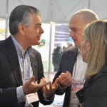 Ministro Alberto Alves conversando como  diretor da Reed, Charlie Cracknell, e Luciane Leite