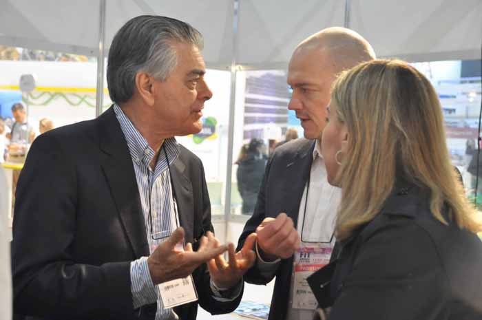 Ministro Alberto Alves conversando como  diretor da Reed, Charlie Cracknell, e Luciane Leite