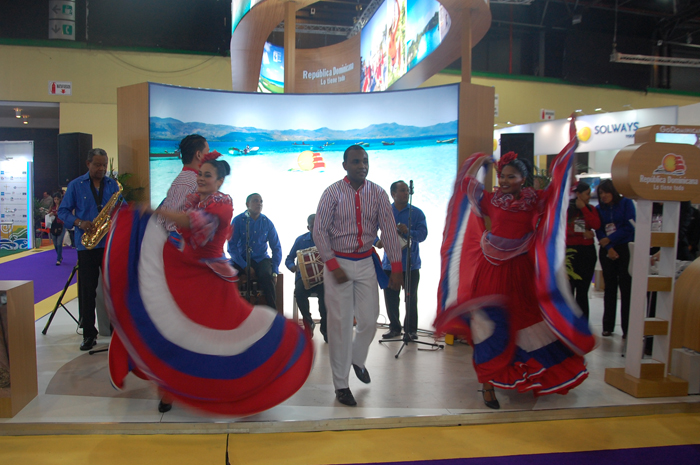 Música e dança no estande da República Dominicana