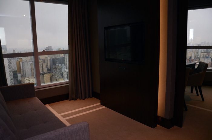Nas suítes a televisão tem entrada para diversos aparelhos e o wifi é cortesia do hotel Nas suítes a televisão tem entrada para diversos aparelhos e o wifi é cortesia do hotel