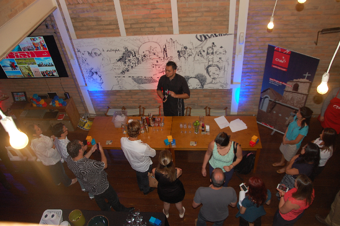 Os convidados ainda aprenderam a fazer o drink calafate sour Os convidados ainda aprenderam a fazer o drink calafate sour