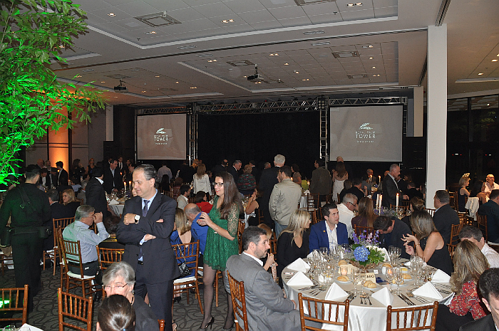Os convidados se preparam para o jantar que celebra a inauguração