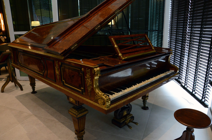 Piano de 1850 ficava no bar do antigo hotel, seu lugar também esta garantido no novo Piano de 1850 ficava no bar do antigo hotel, seu lugar também esta garantido no novo