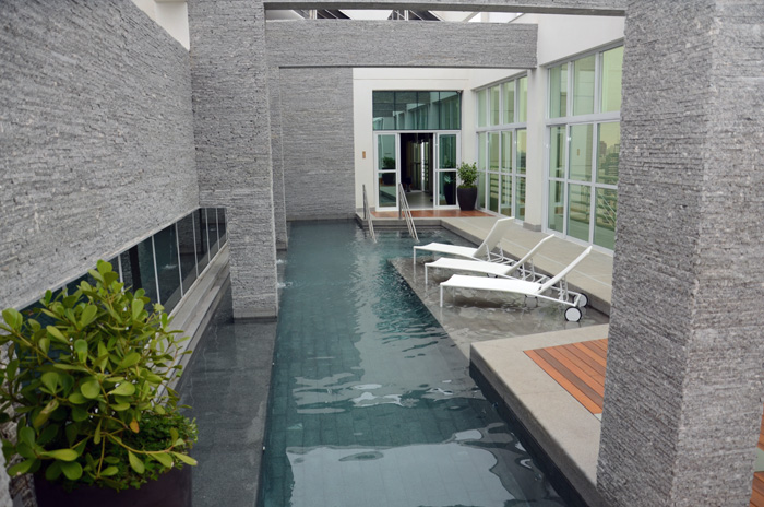 Piscina climatizada fica no último andar do prédio a céu aberto Piscina climatizada fica no último andar do prédio a céu aberto