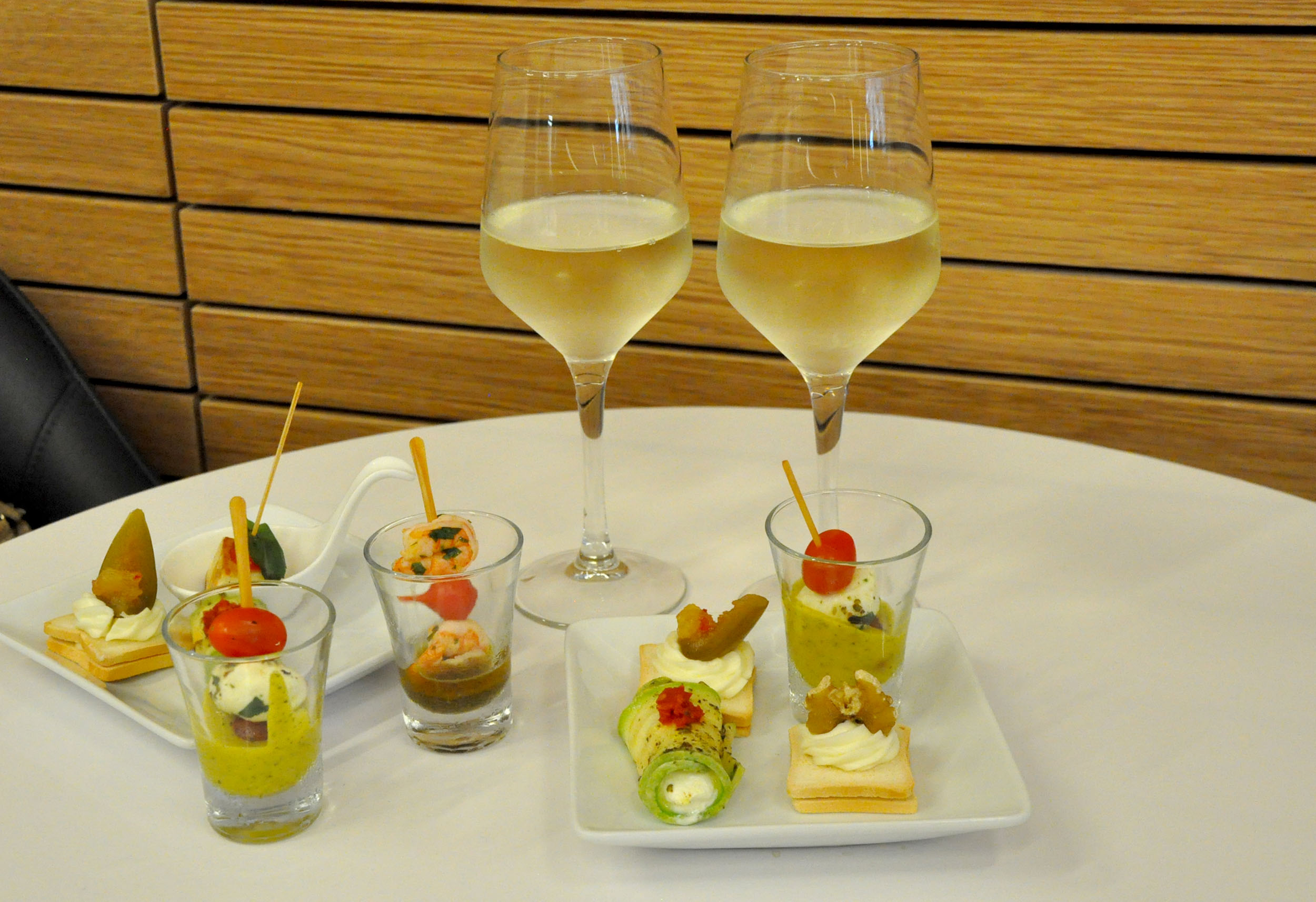 Pratos delicados e bebidas alcoólicas a vontade Pratos delicados e bebidas alcoólicas a vontade