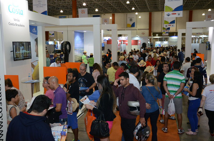Preços atraentes e diversidades de produtos lotam feira Preços atraentes e diversidades de produtos lotam feira