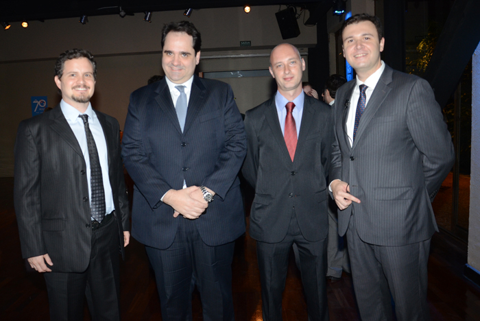 Renzo Mello, Eduardo Bernerdes Neto, e Rogerio Maldonado, da GOL, com Denis Ribeiro, da AirFrance KLM Renzo Mello, Eduardo Bernerdes Neto, e Rogerio Maldonado, da GOL, com Denis Ribeiro, da AirFrance KLM