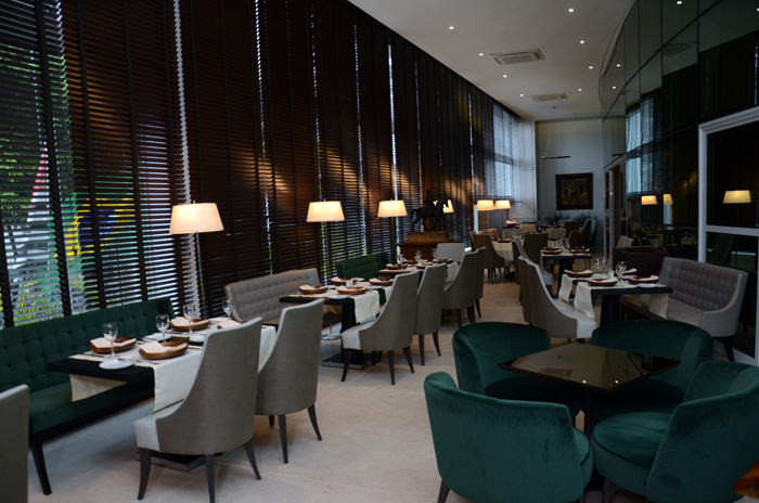 Restaurante do hotel, atende hóspedes e é aberto ao público Restaurante do hotel, atende hóspedes e é aberto ao público