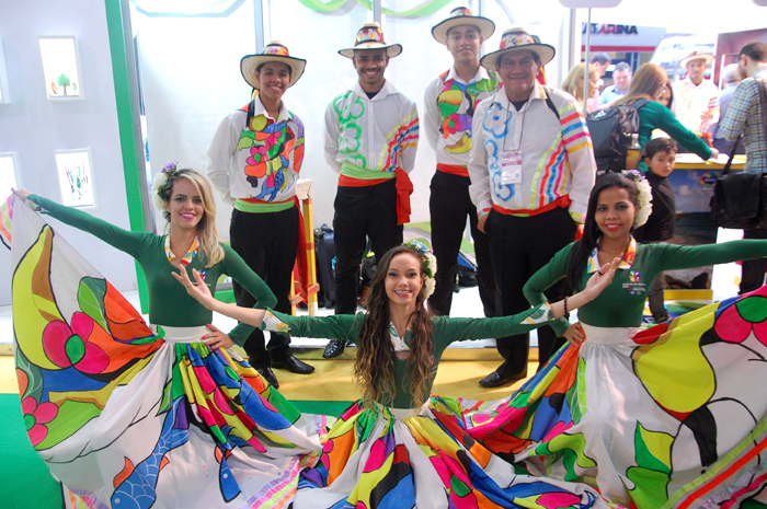 Roupas e dança típica no estande de Cuiabá