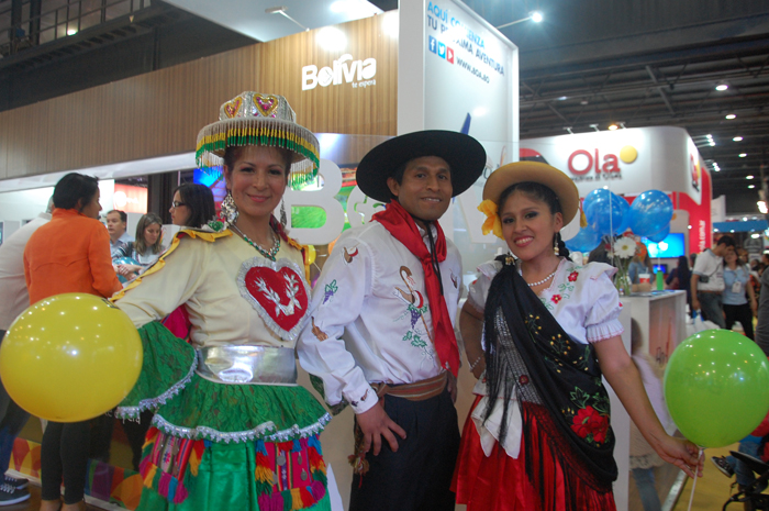 Roupas típicas no estande da Bolívia