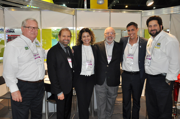 Roy Taylor, do M&E, Guilhereme Paulus, da GJP, Danielle Roman e Ricardo Roman, da Interamerican Network, Miguel Palhota, da Iguassu Falls, e Vitor Bauab, do M&E copy