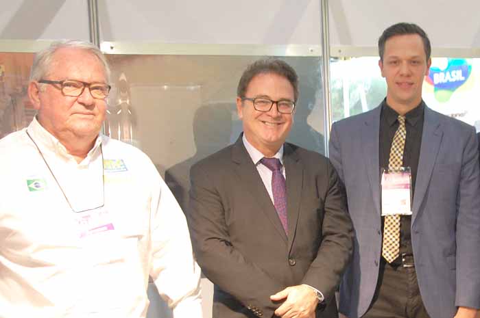 Roy Taylor e Rosa Masgrau com Vinicius Lummertz e Bruno Reis, da Embratur e Paulo Kugelmas, de Alagoas