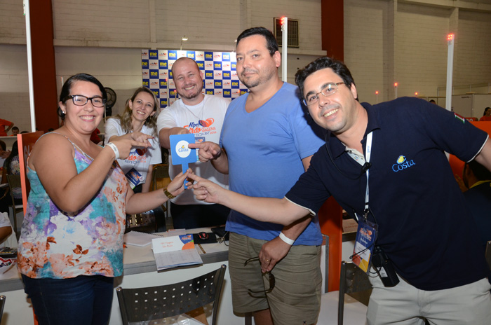 Silvia de Lourdes e Eduardo cassiano, da NH Viagens, com Fabio Guilhem, da Costa Cruzeiros, e clientes no Feirão da Flytour
