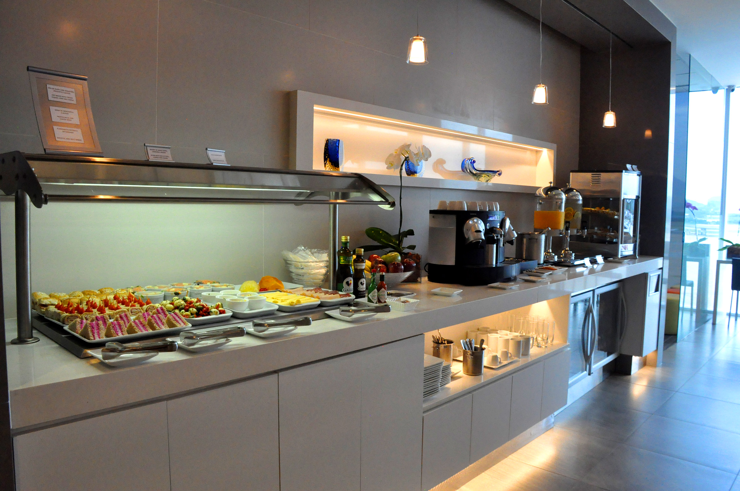 Uma parte do buffet do lounge Uma parte do buffet do lounge