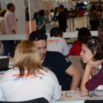 Visitantes ouvem as orientações dos agentes de viagens