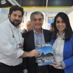 Vitor Bauab e Luciana Fernandes, do M&E, com o ministro do Turismo Alberto Alves