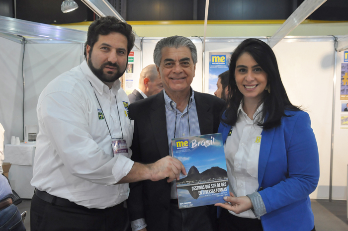 Vitor Bauab e Luciana Fernandes, do M&E, com o ministro do Turismo Alberto Alves