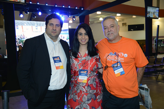 Vitor Bauab e Luciana Fernandes, do M&E, e Michael Barkoczy, da Flytour Vitor Bauab e Luciana Fernandes, do M&E, e Michael Barkoczy, da Flytour