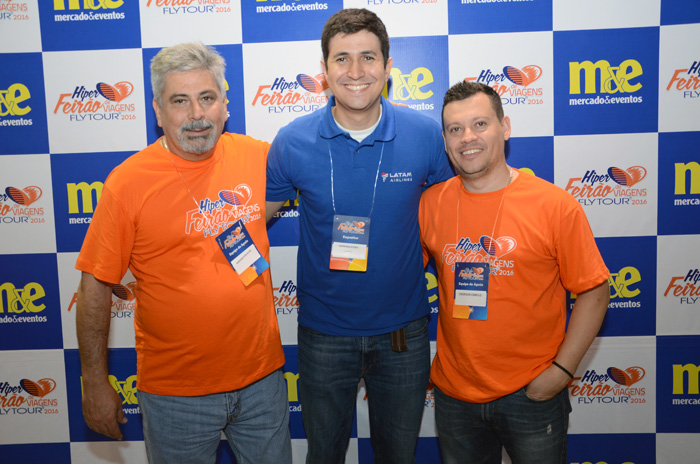 Washington Alves e Emerson Camilo, da Flytour, e Hermano Storti, da Latam