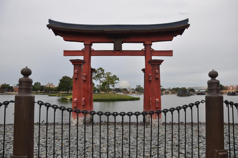 A bola do Epcot com vista da parte japonesa A bola do Epcot com vista da parte japonesa
