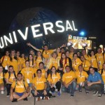 Agentes e operadores em frente à Universal