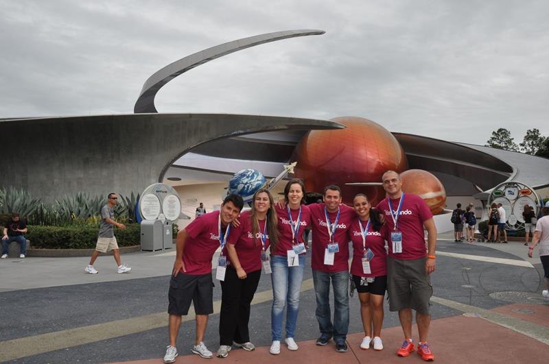 Agentes em frente ao monumento do Space Agentes em frente ao monumento do Space