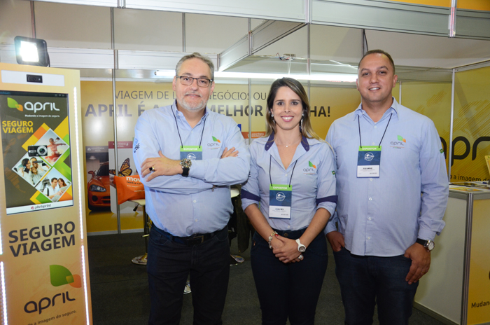 Agnaldo Abrahão, Juliana Pinto, e Celso Andrade, da April Brasil
