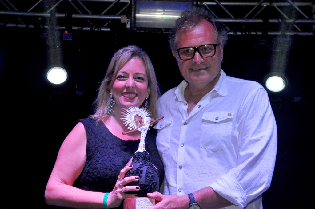 Aldo Marra, do Litoral Verde, recebe o prêmio de Viviane Ayres, do Palladium