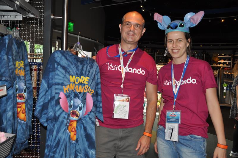 Alexandre Antonnialli e Mayra Jacob se divertem na lojinha futurista do Epcot Alexandre Antonnialli e Mayra Jacob se divertem na lojinha futurista do Epcot