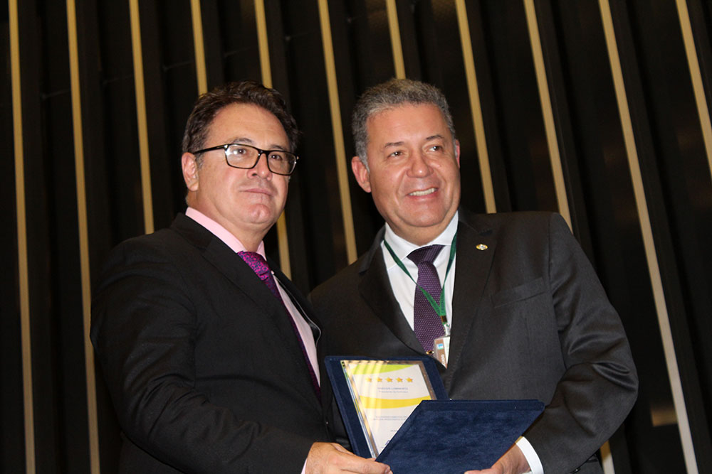 Alexandre Sampaio entrega a placa a Vinícius Lummertz Alexandre Sampaio entrega a placa a Vinícius Lummertz