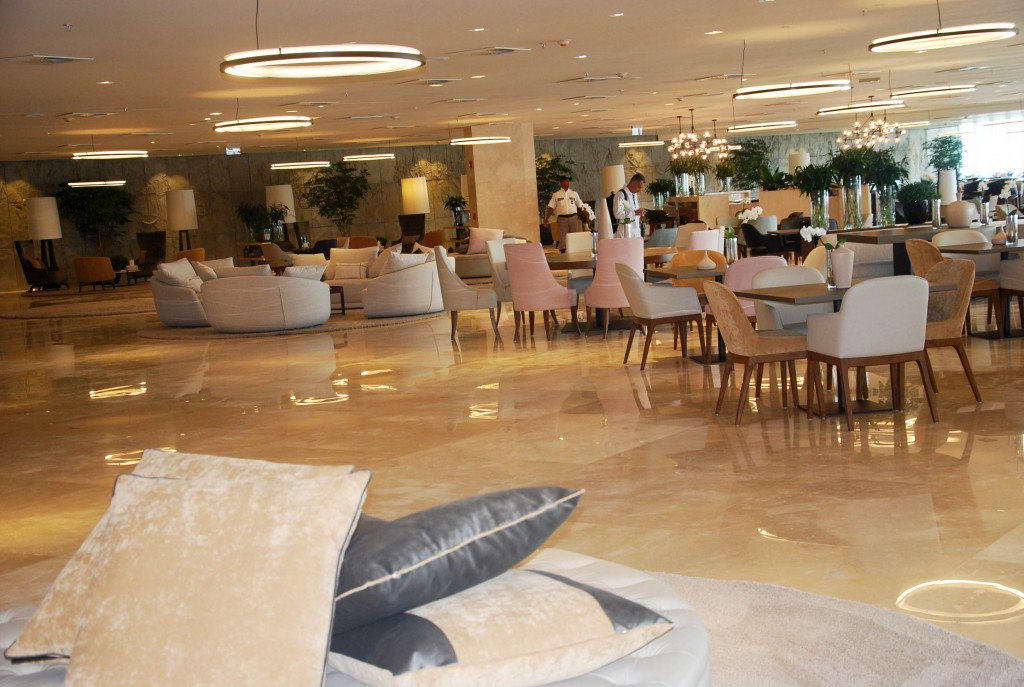 Amplo e moderno lobby do hotel já decorado Amplo e moderno lobby do hotel já decorado