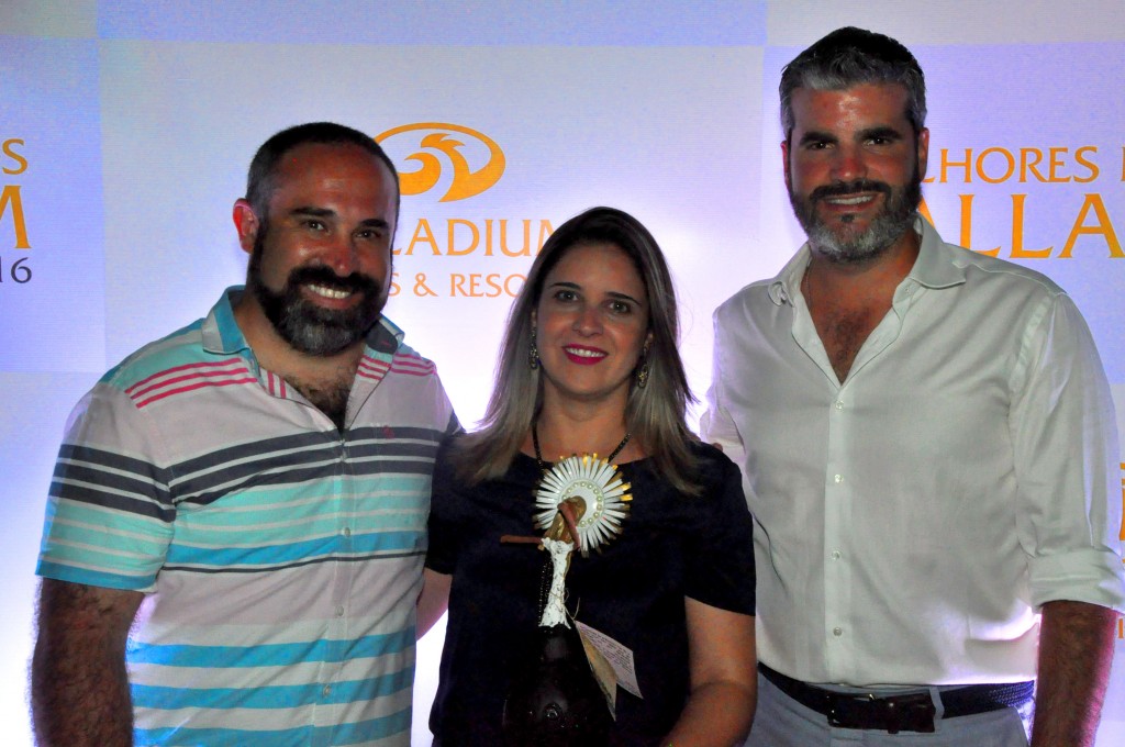 Andrea Trindade, da Latam Travel, recebe a homenagem de Sergio Zertuche e Jesús Sobrino, do Palladium