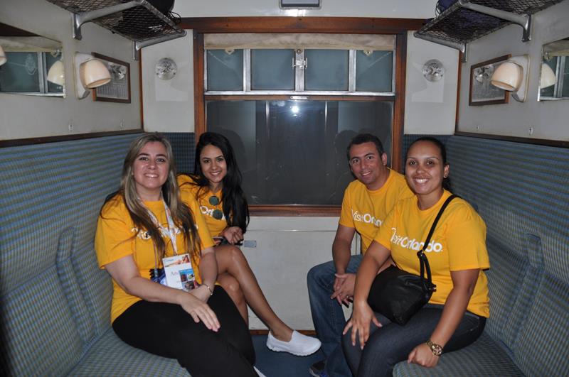 Andreia Matiusso, da Anjos Viagens, Iara Rodrigues, da MMT, Ricardo da Silva e Priscilla Rodrigues, da Azul Viagens, dentro do Expresso de Hogwarts Andreia Matiusso, da Anjos Viagens, Iara Rodrigues, da MMT, Ricardo da Silva e Priscilla Rodrigues, da Azul Viagens, dentro do Expresso de Hogwarts