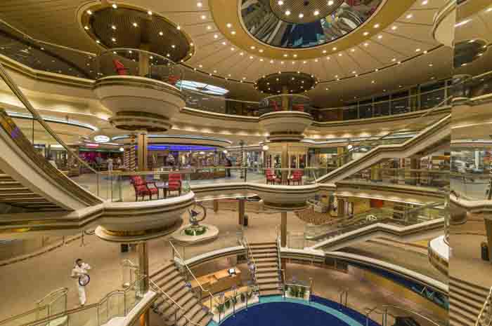 Atrium central do navio
