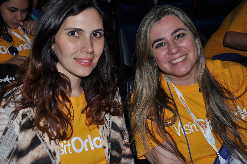 Bruna Montolar, da Latam, e Andreia Matiusso, da Anjos Viagens, no Blue Man Group Bruna Montolar, da Latam, e Andreia Matiusso, da Anjos Viagens, no Blue Man Group