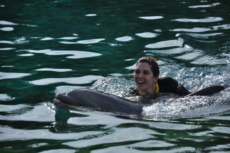 Bruna Montolar, da Latam, passeia com o golfinho Bruna Montolar, da Latam, passeia com o golfinho