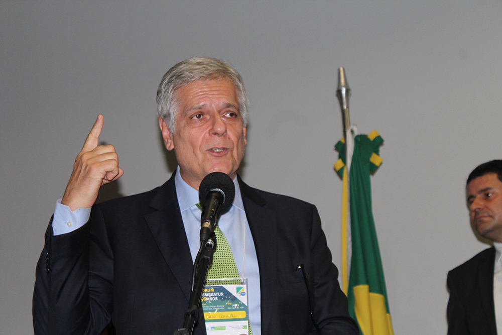 Caio Luiz de Carvalho agradece a homenagem recebida