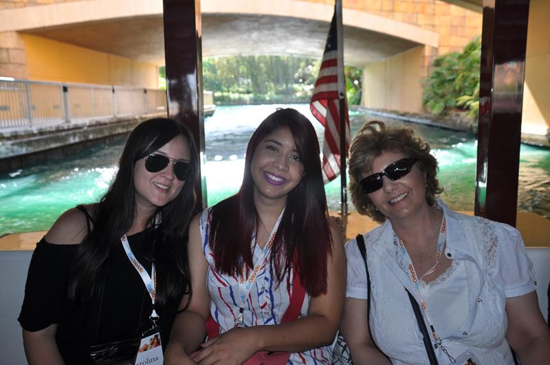Carolina Mota, da CVC, Kelly de Oliveira, da Azul Viagens, e Lucia Couto, da LHC Turismo, no barco que liga os hotéis aos parques da Universal