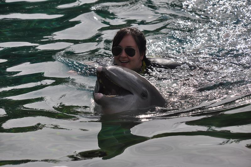 Caroline Barbosa, da Suncoastusa, e o golfinho no Discovery Cove Caroline Barbosa, da Suncoastusa, e o golfinho no Discovery Cove