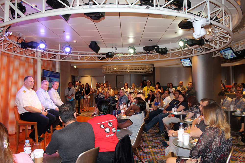 Coletiva com mais de 100 jornalistas Coletiva com mais de 100 jornalistas