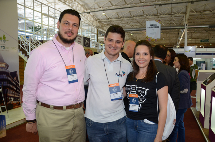 Daniel Brunod e Ryan Gomes, da Azul Viagens, e Marília Melo, do Incomum Viagens