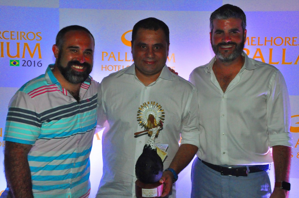Daniel Firmino, da Flytour, recebe a homenagem de Sergio Zertuche e Jesús Sobrino do Palladium