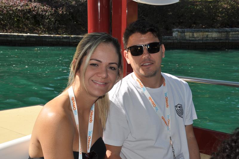 Daniele Alves e José Neto, da MMT Gapnet, no barquinho do complexo da Universal