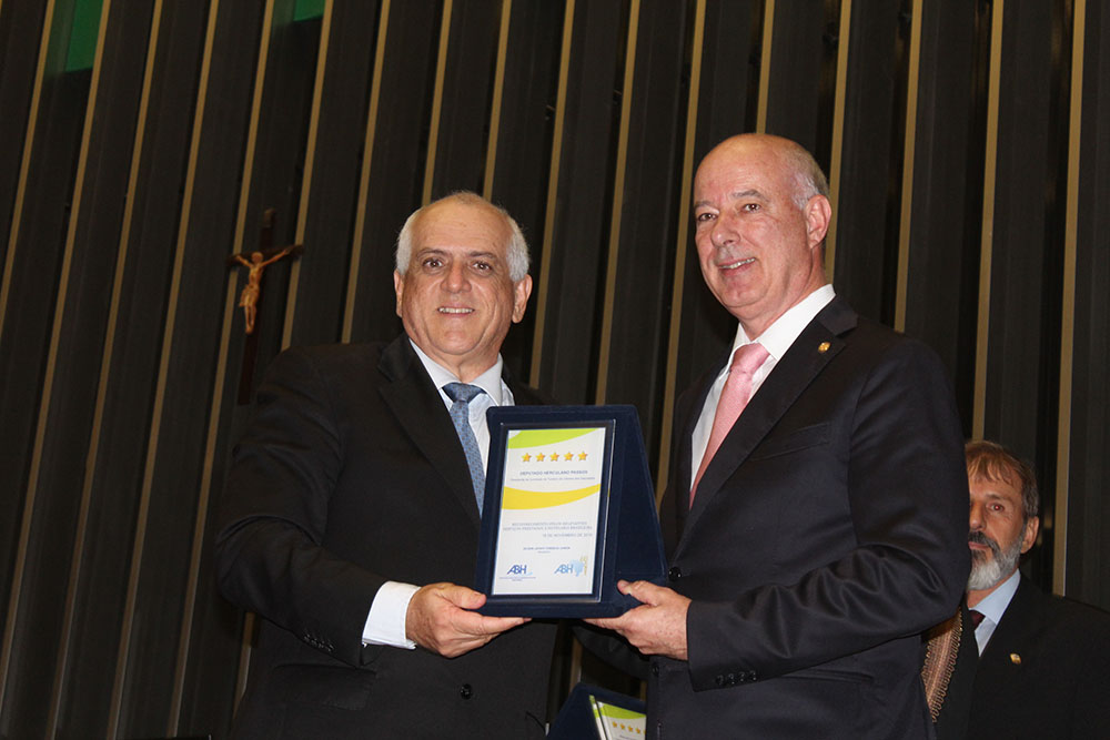 Dilson Fonseca entrega a placa a Herculano Passos Dilson Fonseca entrega a placa a Herculano Passos