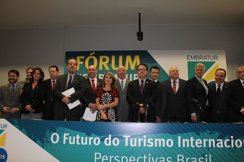 Dirigentes, políticos e ex-presidetes com Lummertz