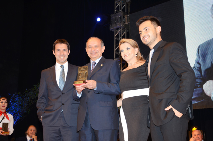 Eduardo Zorzanello, Marta Rossi e Marcus Rossi, do Festuris, com Antonio Americo, da Azul