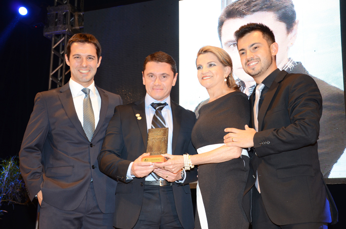 Eduardo Zorzanello, Marta Rossi e Marcus Rossi, do Festuris, com Igor Miranda, da LATAM